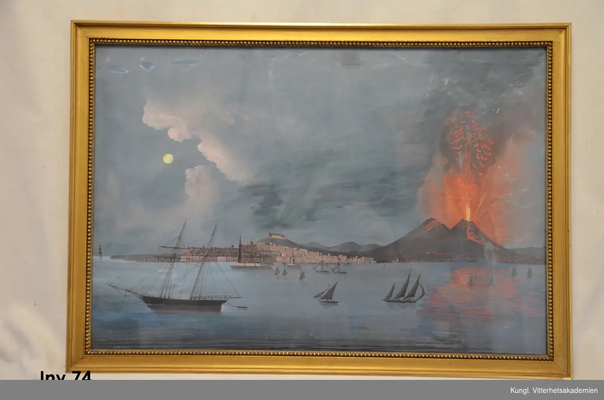 Gouasche föreställande Neapel och i bakgrunden vulkanen Vesuvius under utbrott. Bilden är varken signerad eller daterad, men förställer inte utbrottet år 79. Tavlan är inramad och glasad. Ramen är förgylld och ha en invändig pärlstav.
