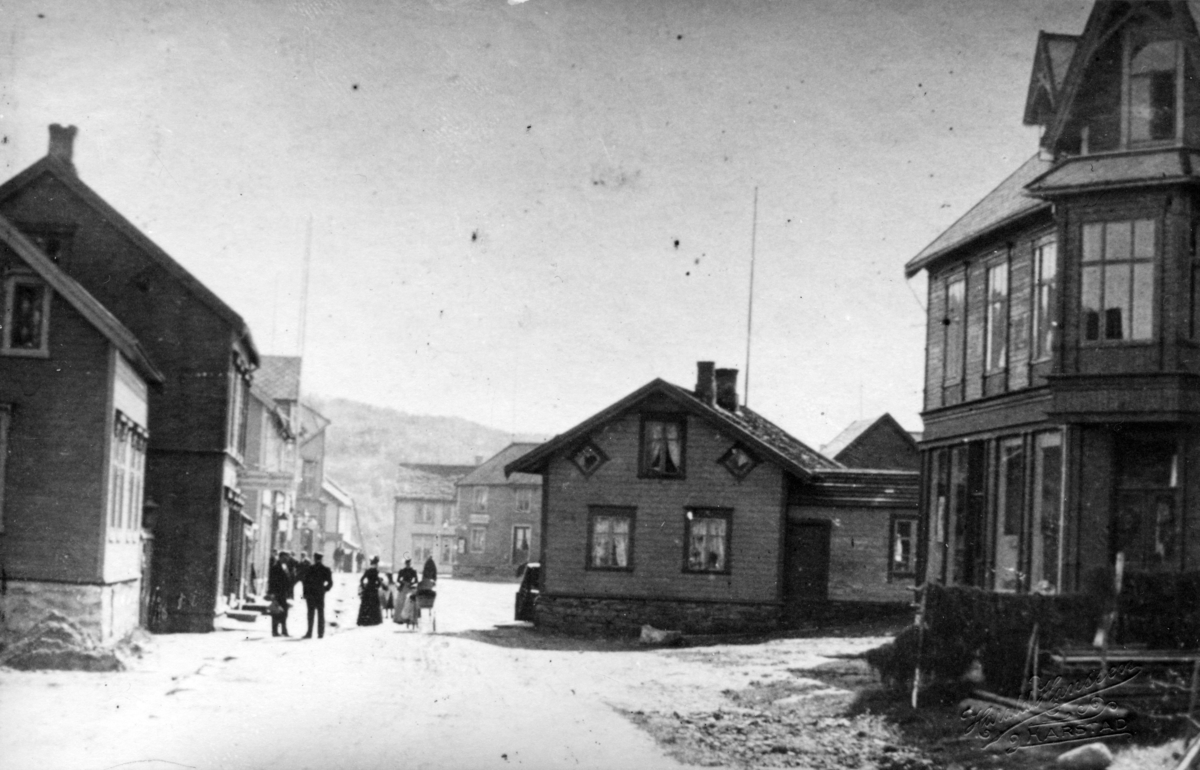 Nedre del av Strandgaten i Harstad sett sørover rundt år 1900.
