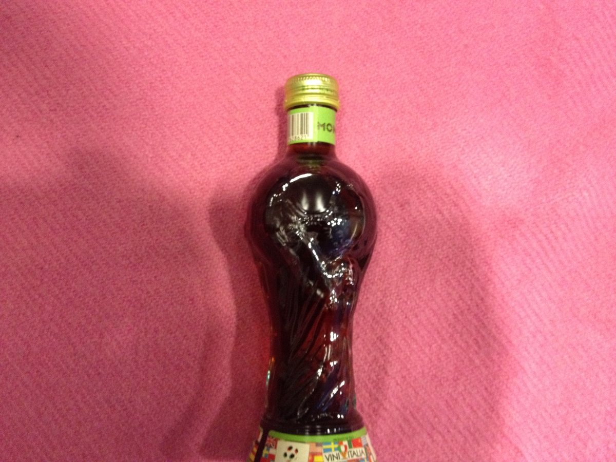Rødvinsflaske produsert til Fotball-VM i Italia i 1990.