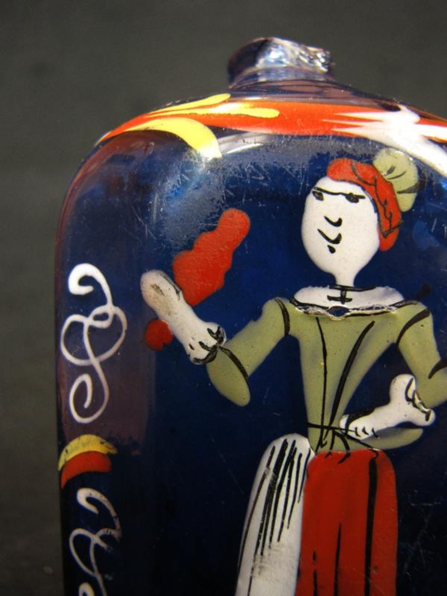 Flaska i blått glas. Med kvinnofigur och dekor i färg.


Neg. 1136


Se kulturen 1953 s. 146, 176.