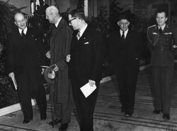 Byråsjef Sjetne, Kong Haakon VII, Ove S. Hannestad som forma