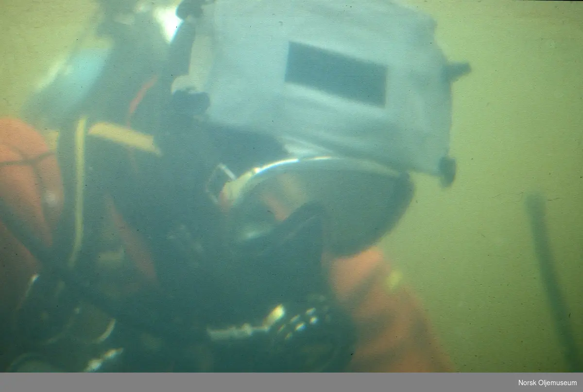 Dykker i vannet i en øvelsestank hos Fort Bovisand i Plymouth.
Øvet seg på undervannssveising.
