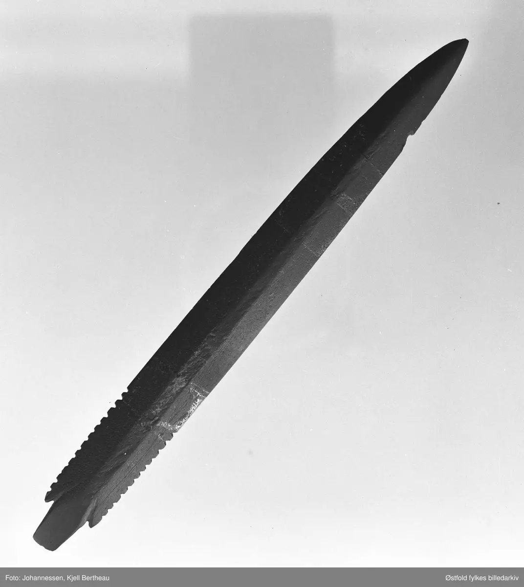 Arkeologiske gjenstander fra Edmund Rees samling på Jeløy, fotografert 1974. Skiferspiss.