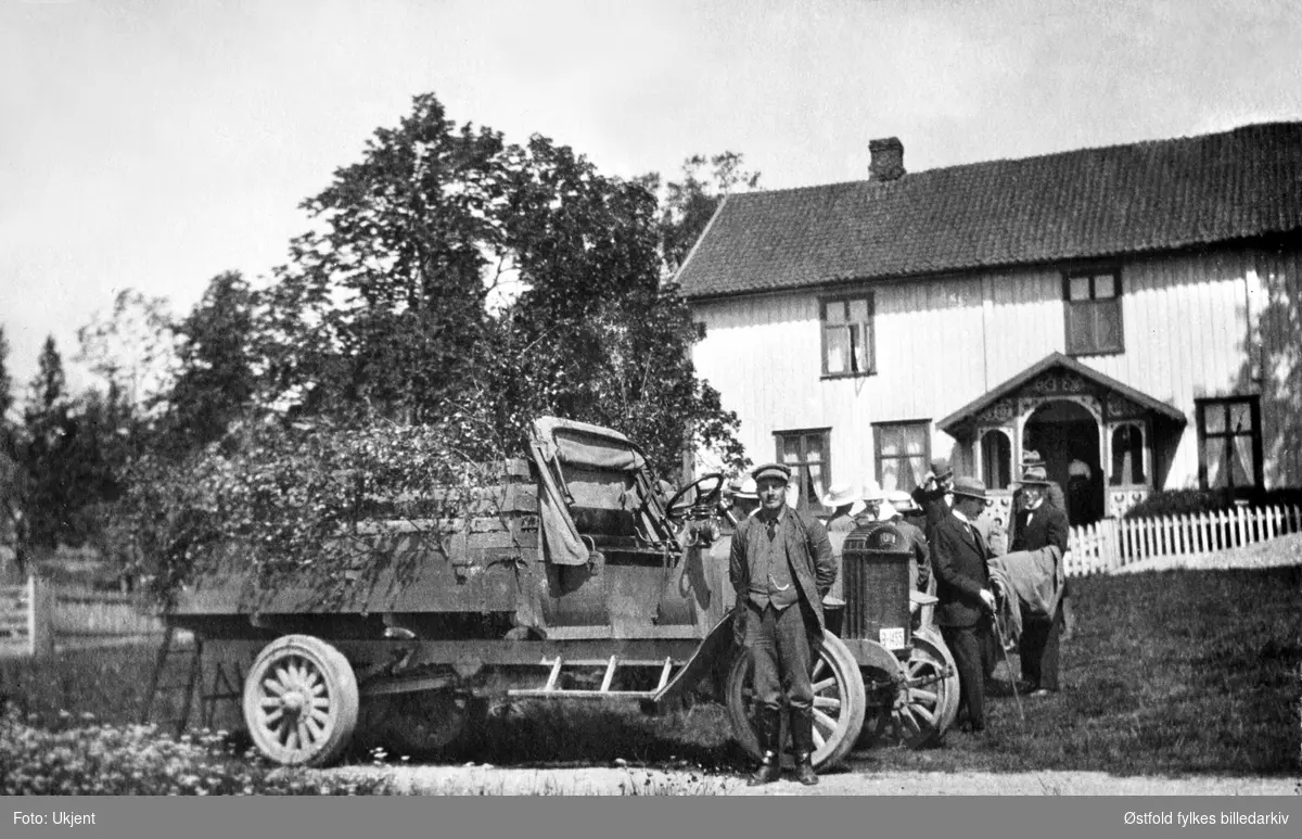 Lastebil foran prestegården i Rødenes, Marker ca. 1915.
Løvpyntet lastelem med stige opp mot baksiden for ombordstigning.
Skiltet på lastebilen ser iut til å være B-1455.
Ole og Hermann Staver, lastebil Opel. (Bilboken 1922).