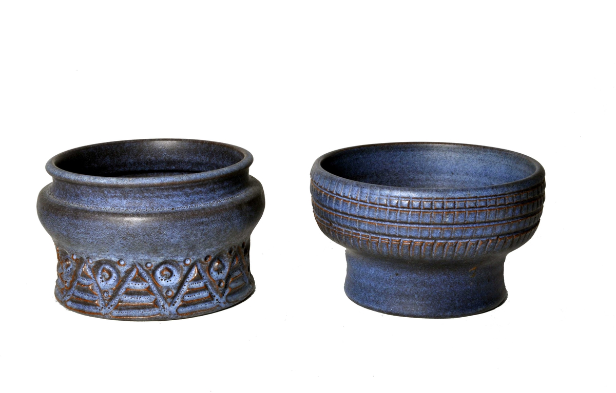 Dreia keramikk potter med enkel geometrisk strekdekor
