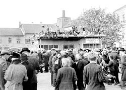 Da freden "brøt løs" i maidagene 1945. 

Menneskemengde me