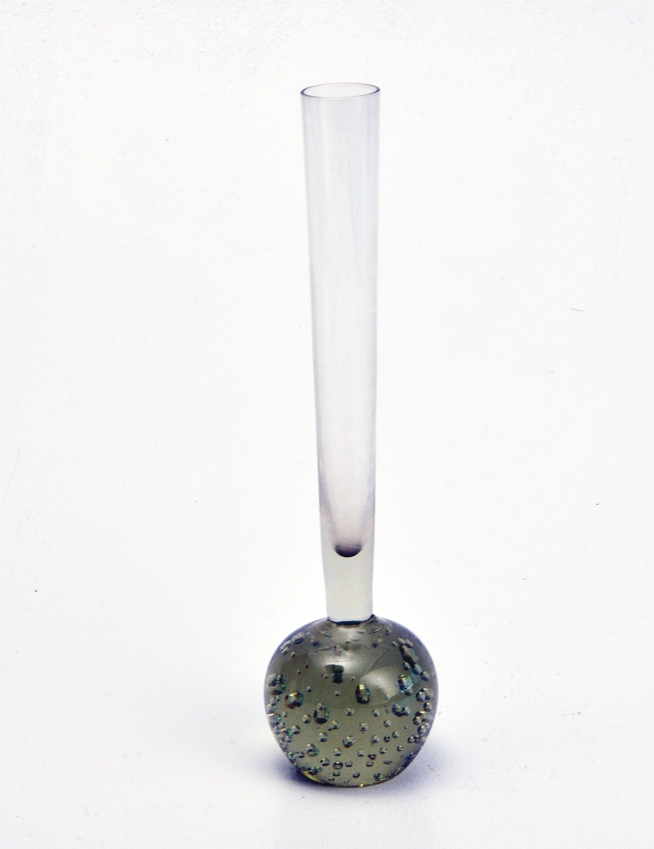 Sylinderforma vase på kuleforma fot.