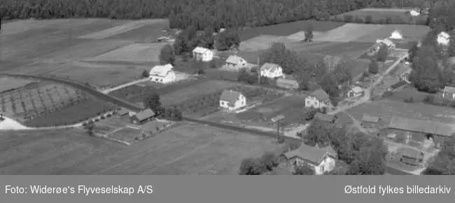 oversiktsbilde, skråfoto over Klokkergården krets i Råde i 1956.