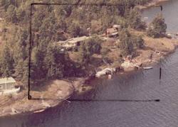 våningshus, trær, haver, vei, jorder, vann, båter,