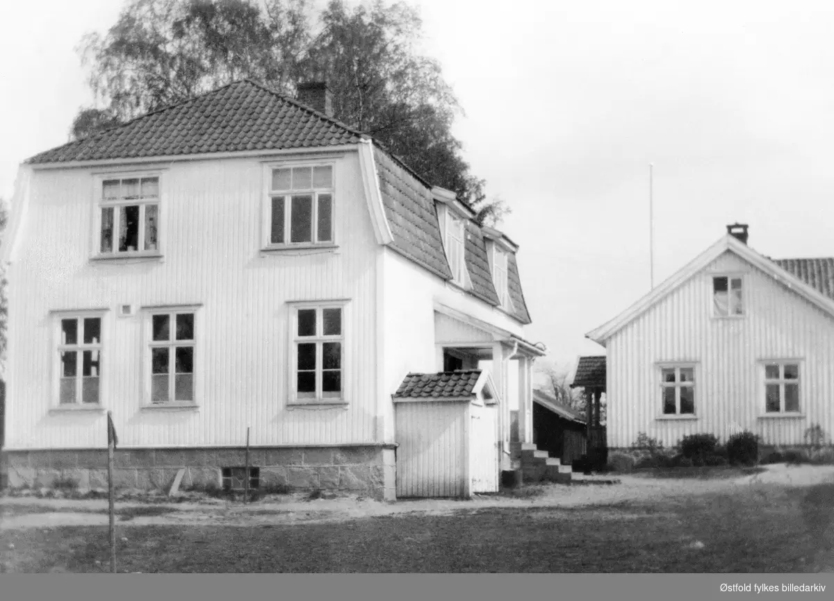 Nylende skole - eksteriør, usikkert når. Venstre del bygget 1921 og det lille huset bygget i 1863.