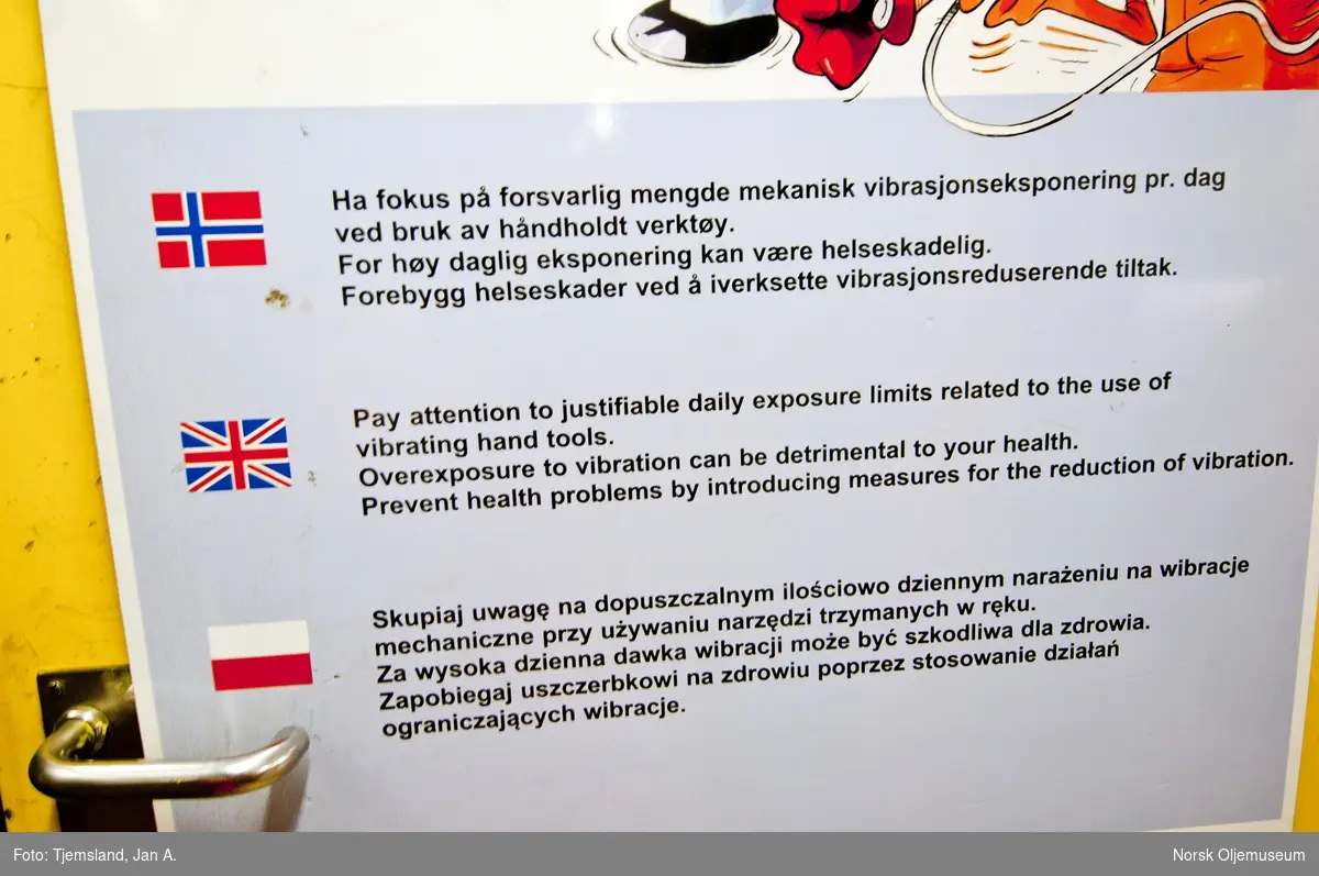 Det har etter hvert blitt et internasjonalt miljø blant arbeidstakerne på Statfjordfeltet.  I verkstedetmodul W23 på Statfjord C henger denne plakaten på britisk, norsk og i tillegg polsk språk.