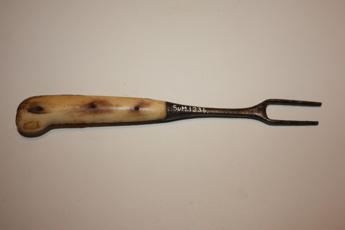 Form: Boge skaft (på enden) liten gaffel med tyo tindar