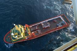 Forsyningsfartøyet Viking Energy laster og losser ved Statfj