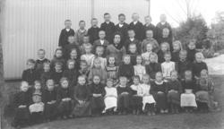 Nes skole, Rolvsøy ca. 1900. 
Første rad fra venstre: Signe
