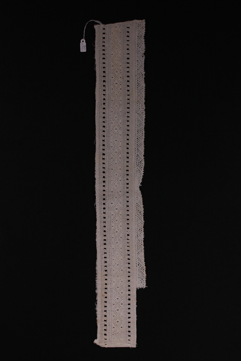Form: Rektangulær broderiborde med kniplingskant.
