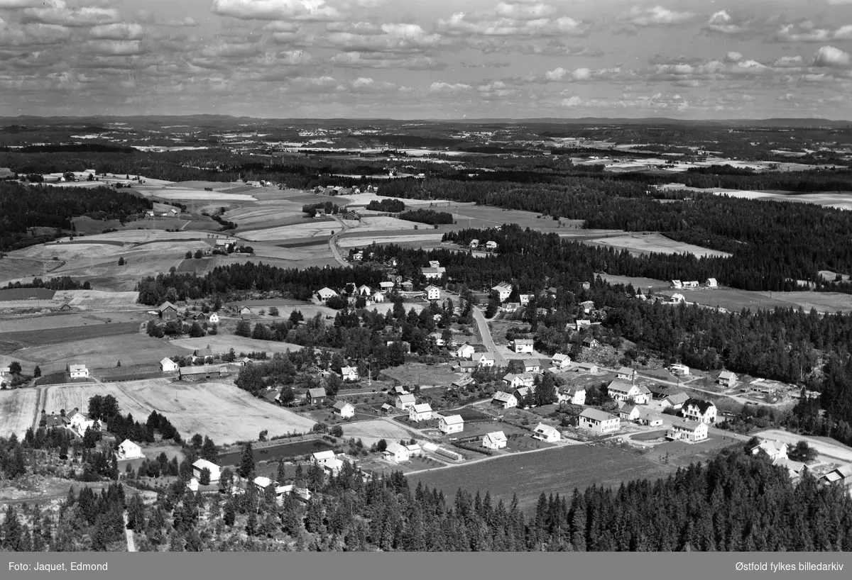 Oversiktsbilde fra Meieribyen i Skiptvet, flyfoto 11. august 1961.