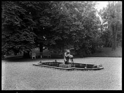 Gårdsplassen til Borregaard hovedgård i Sarpsborg . dam med 