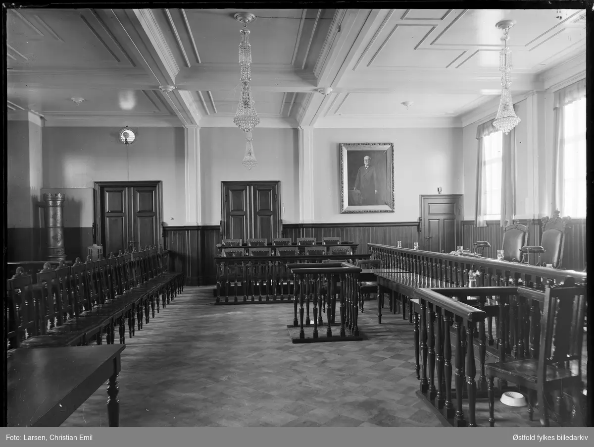 Rettslokale i Domhuset i  Sarpsborg. Interiør fra 1920-30-tallet.