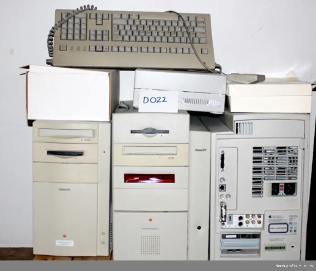 Macintosh fotosetteri (databehandlingsanlegg). Harddisken er det sentrale lageret, mens "towerene" er hver arbeider sin arbeidsstasjon.