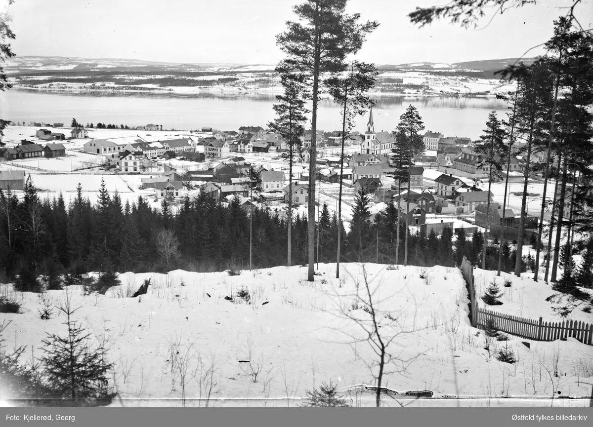Gjøvik by, med Gjøvik kirke. Bildet er tatt fra Hovdetoppen som i dag ligger midt i Gjøvik by. Mjøsa og Nes (Hedmark) i bakgrunnen.
