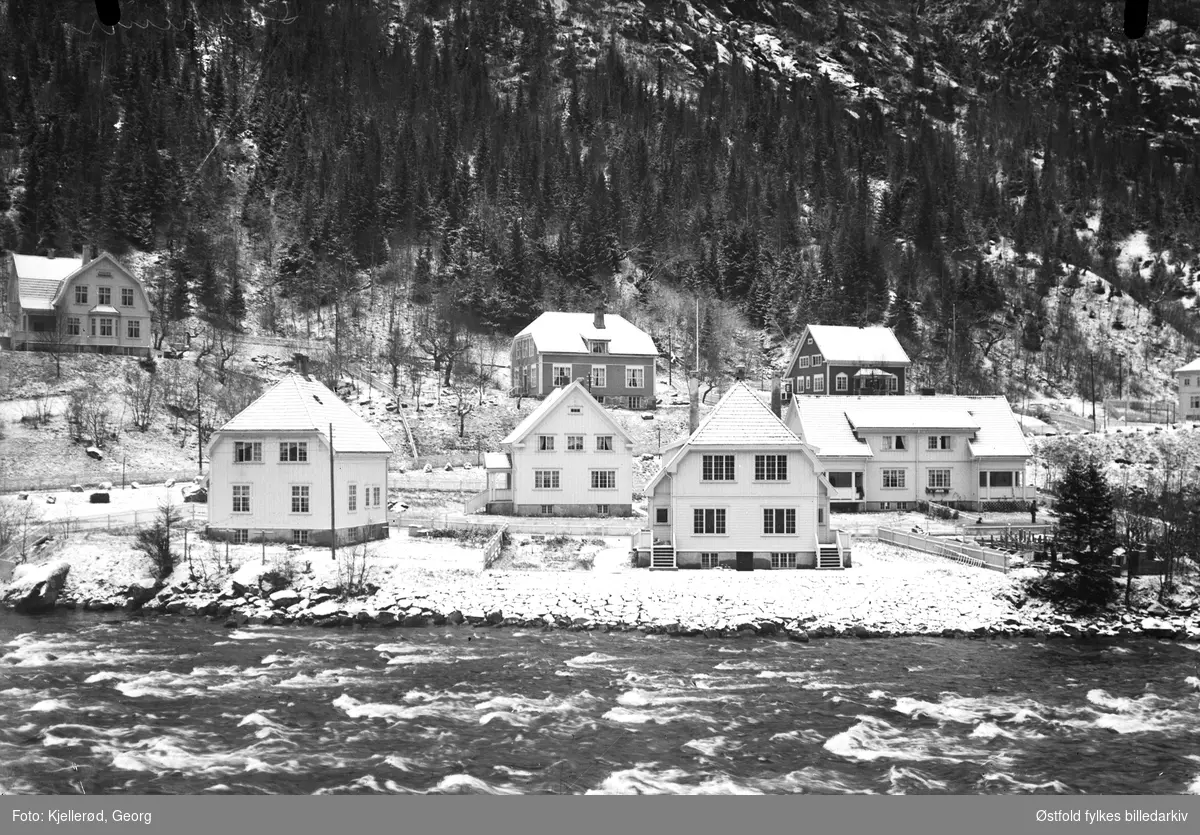 Rjukan 1910, Flekkebyen med elva Måna i forgrunnen.