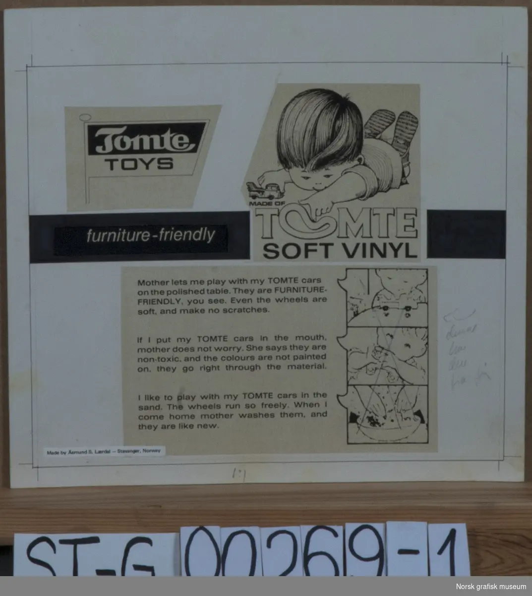 Oppklebing av tekst til baksiden av blisterpack-bakgrunn på ST-G.00269. Generell tekst om "Tomte toys".