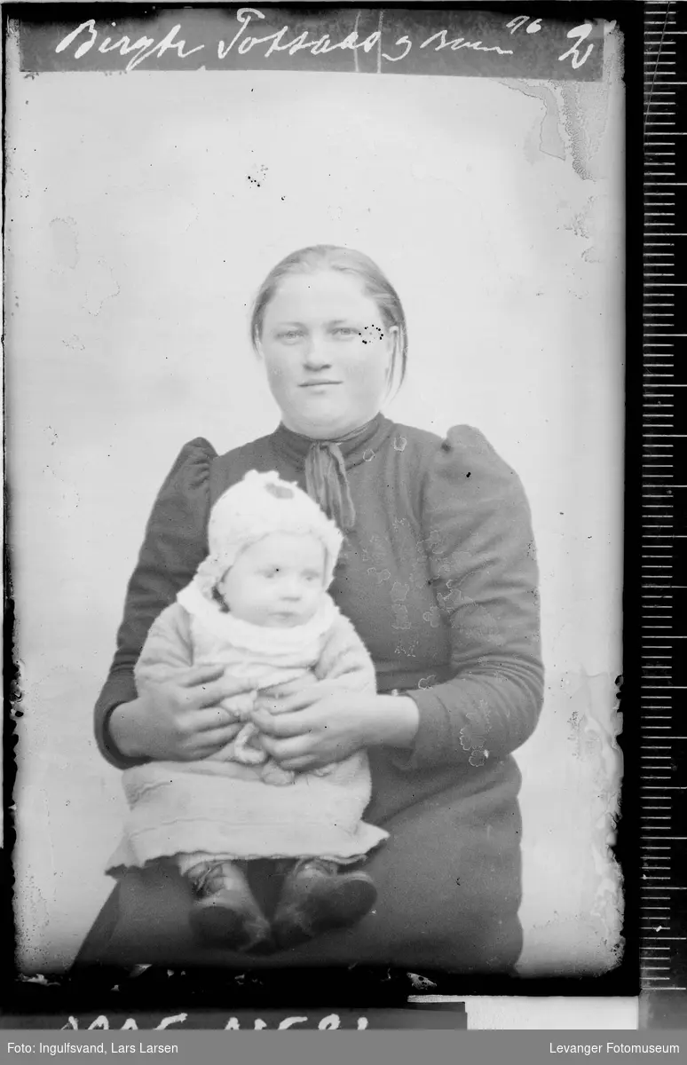 Portrett av en kvinne og et spedbarn.
