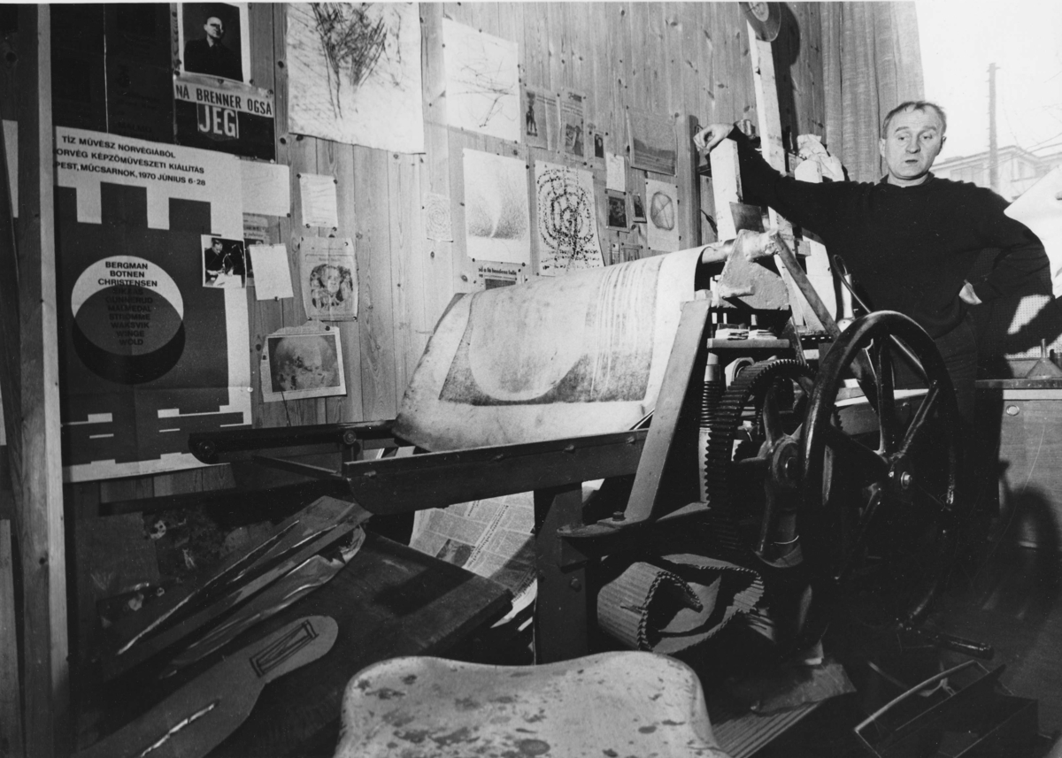 Ludvig Eikaas ved trykkpresse i sitt atelier