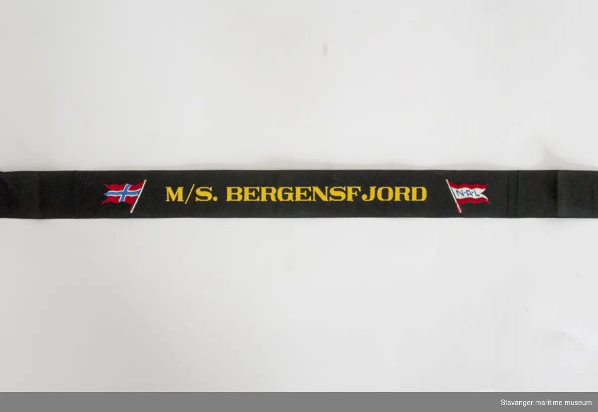 Svart silkesløyfe M/SBergensfjord, med det norske flagget og NAL flagget.