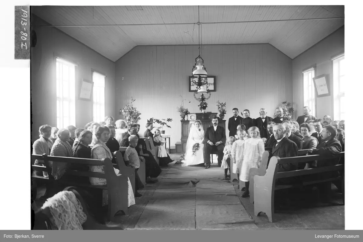 Brudepar og gjester i Godtemplarrmenighetens hus i Levanger