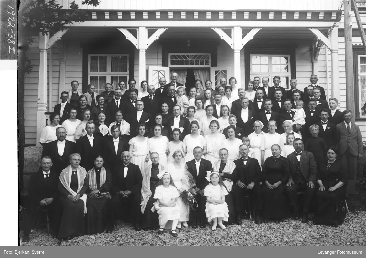 Gruppebilde fra bryllupet til Oskar Otlo og Bergliot Elfrida Floan på Sæther gård 5. juli 1922.