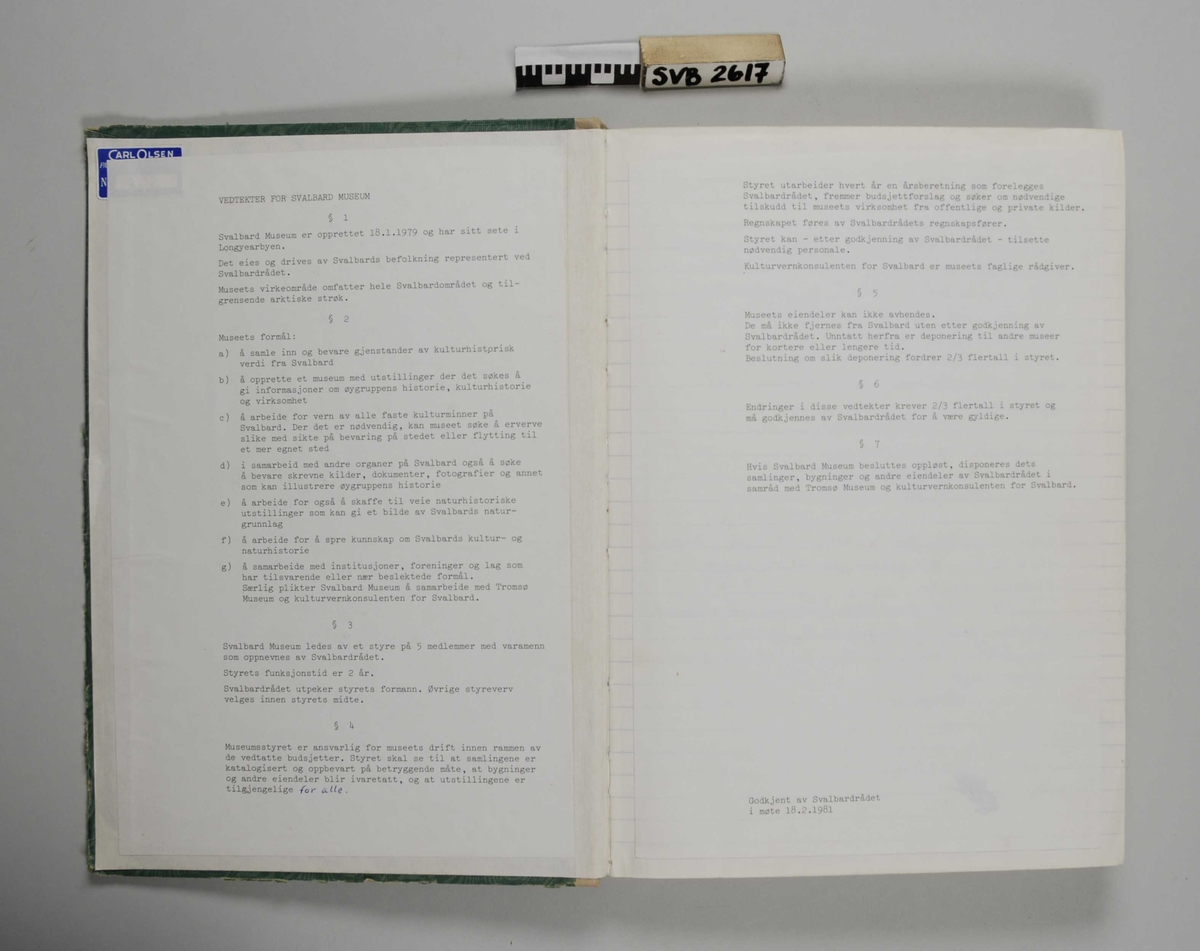 Notatbok med grønt, mønstret omslag, rygg av tekstil. Etikett på forsiden. Linjerte sider med håndskreven tekst, eller maskinskrevne ark.