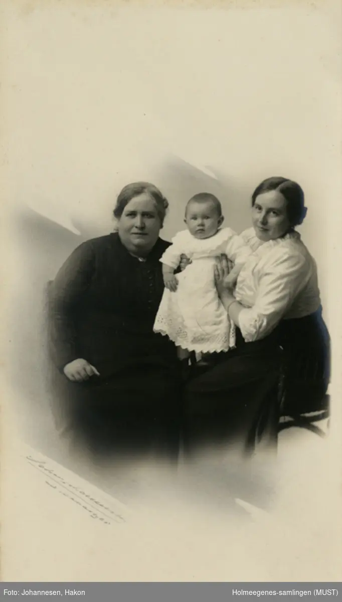 Studioportrett, f.v. antatt Sigrid Pedersens mor (navn ukjent), Karen eller Borgny, og Sigrid Pedersen.