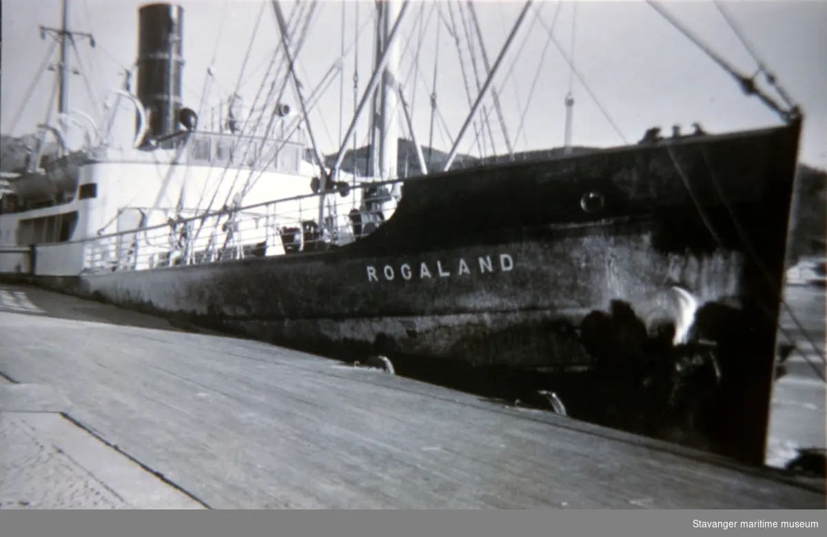 Reprofoto av MS gamle "Rogaland" til kais, ukjent dato.
