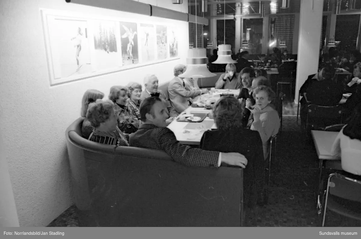 Invigningen av Åhléns i Sundsvall med blåsorkester, mingel i varuhuset med snacks och dryck, skivsignering av Lasse Lönndahl samt massor av bilder på kunder och personal.