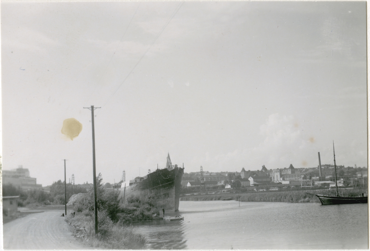 [från fotobeskrivningen:] [---] "F d 4-mastbarken MOSHULU som magasinsfartyg i Hammarbysjön, Stockholm på 1960-talet." [---]