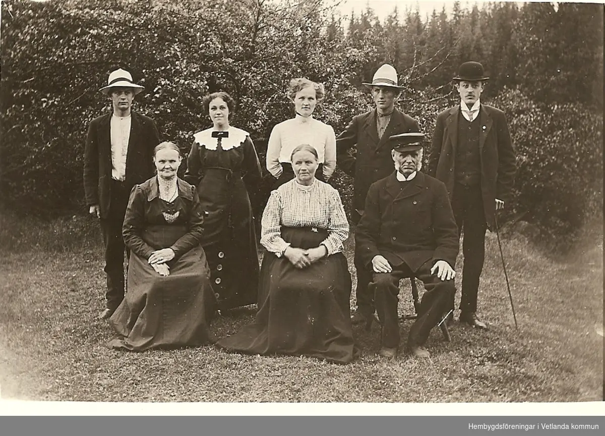 Gruppporträtt, bland annat Anton och Reinhold Hansson och deras föräldrar. 1911-1912 

Fröderyds Hembygdsförening