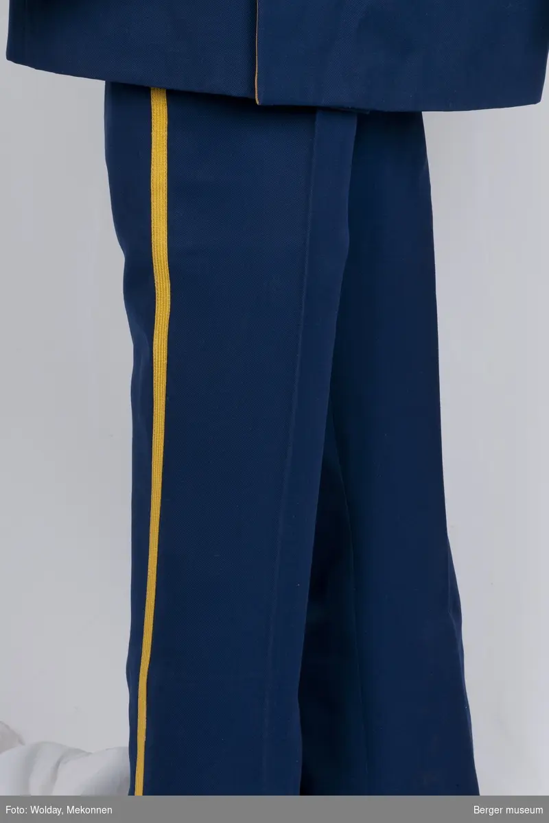 Blå uniformsbukse med gul stripe ned på sidene.