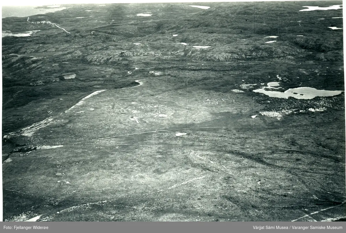 Flyfoto av Stuorravuonguolbba / Karlebotnsletta i Unjárgga gielda / Nesseby kommune, 1953.