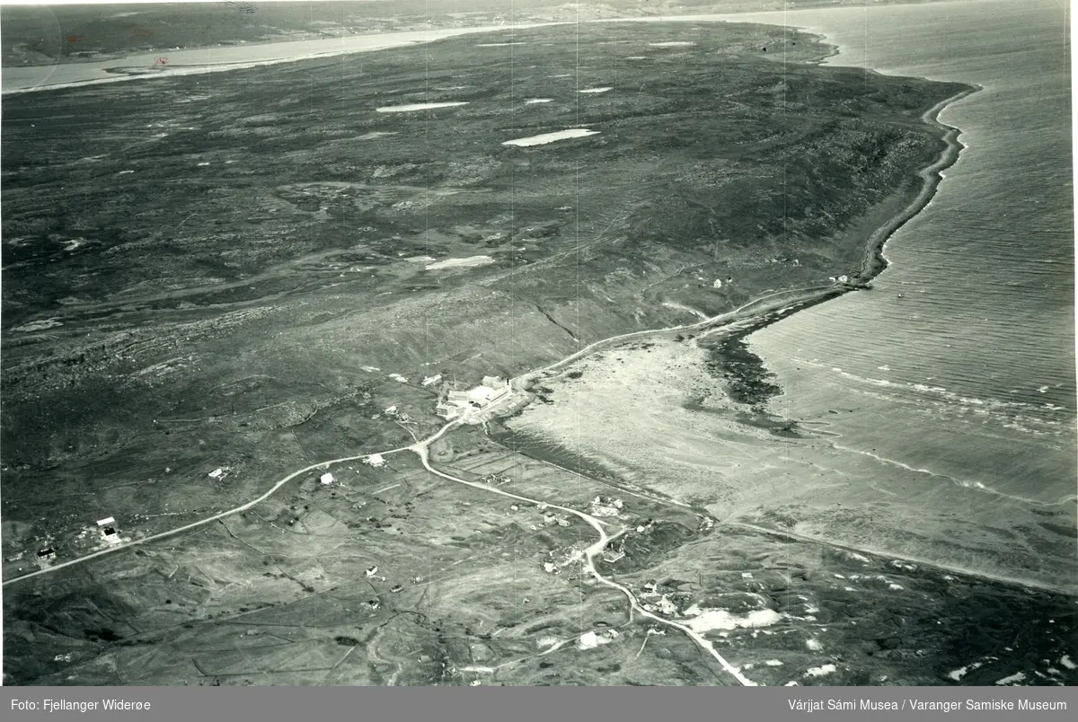 Flyfoto av Stuorravuonna / Karlebotn og Selesnjárga / Angsnes i Unjárgga gielda / Nesseby kommune, 1953.