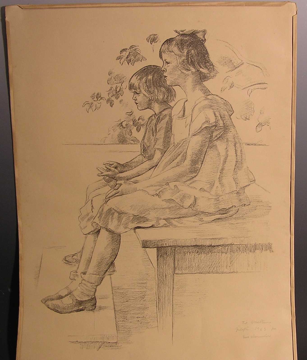 To jenter som sitter på et bord med  bena plassert på benken, begge iført kjoler, løvtre i bakgrunnen.