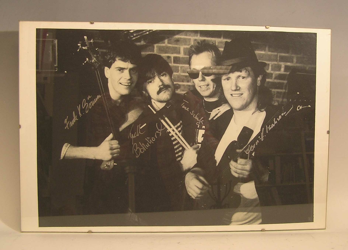 Fire menn som spiller i en band.
