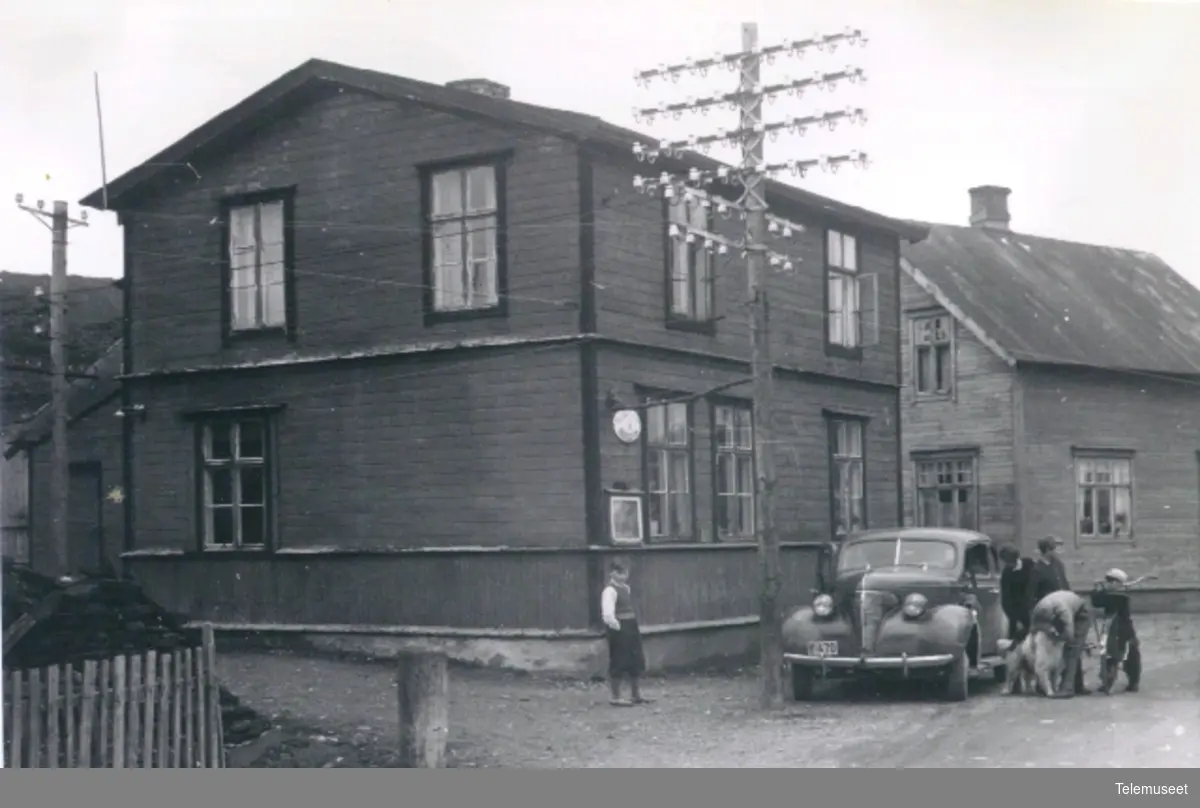 Telegrafbygningen i Kiberg, eksteriør telefonstolper motorkjøretøy