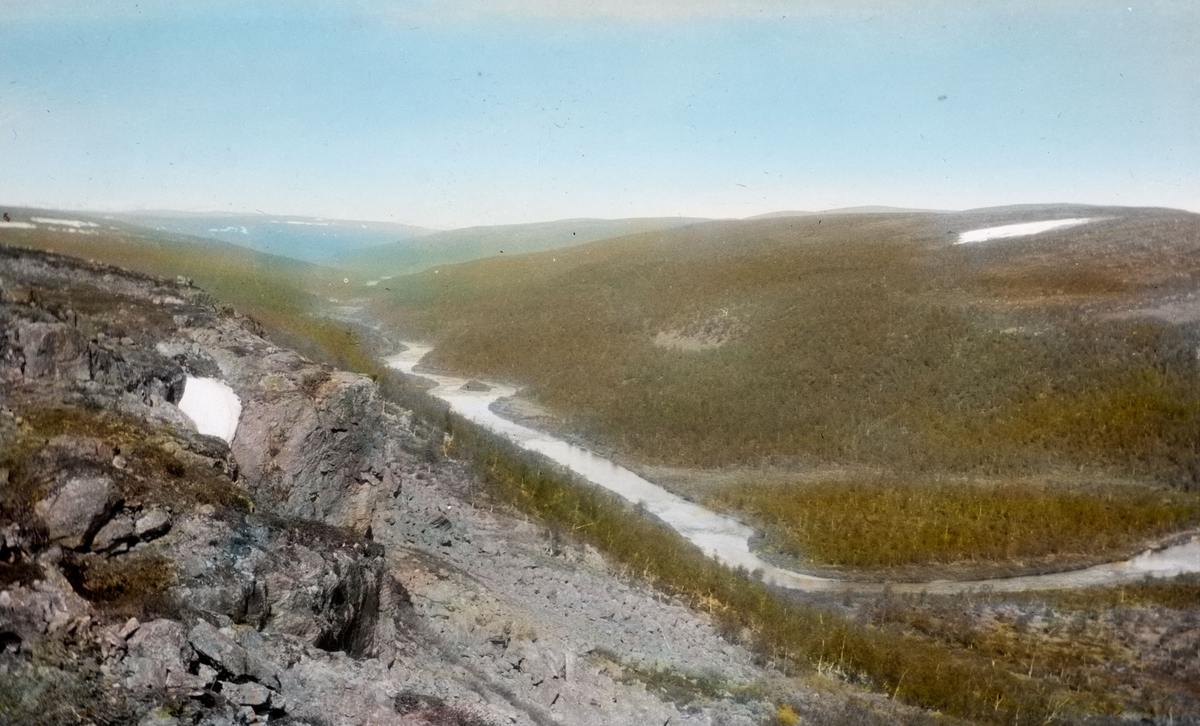 Fra foredragsrekken "Landmålerlivet i Finnmark"  v/Axel Printz: En rik lakseelv. Njuovnjaravzze sett mot nord. ( T-7 Kautokeino 1923 ).