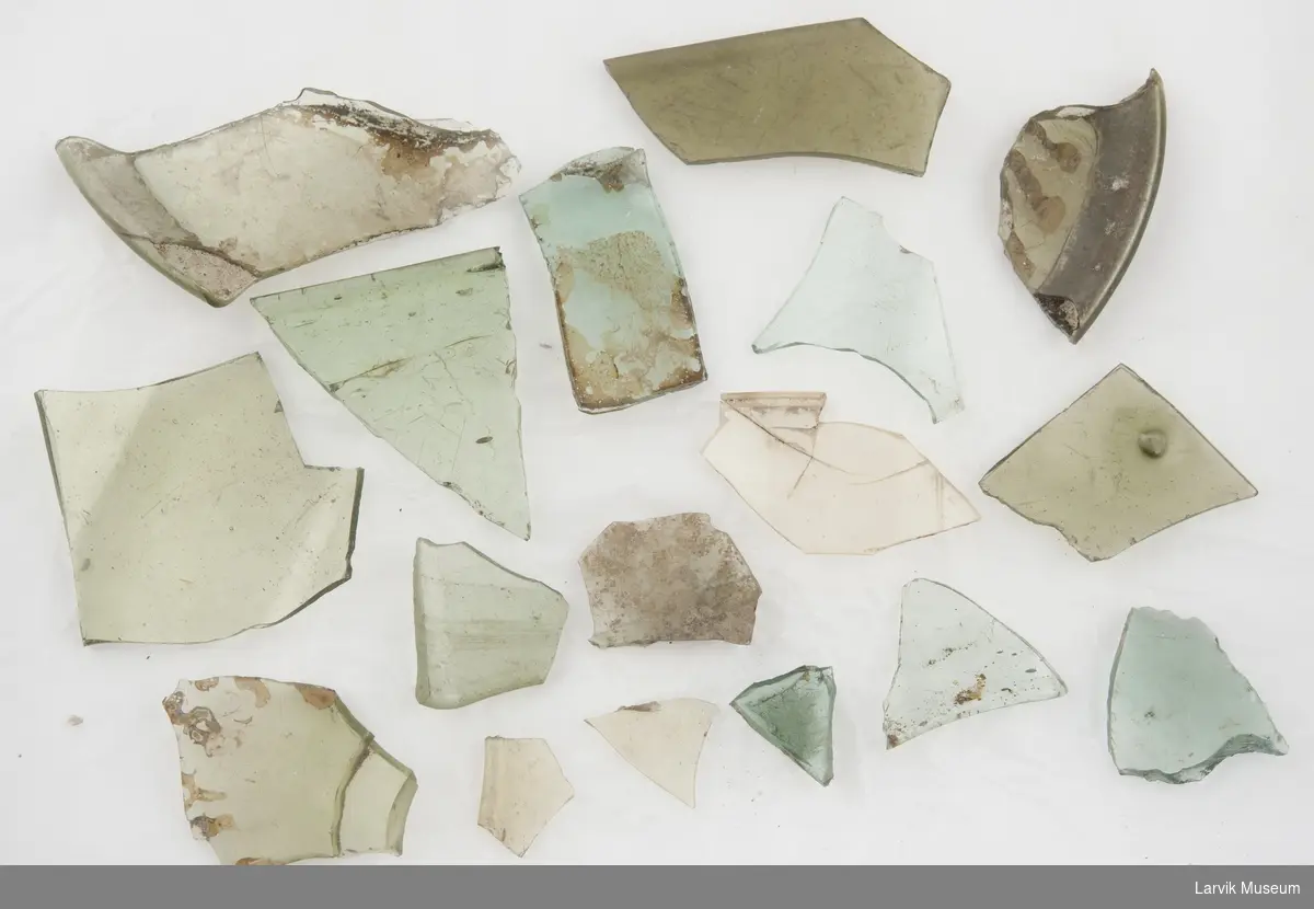 17 stk. fragmenter til drikkeglass, grønnfarger
