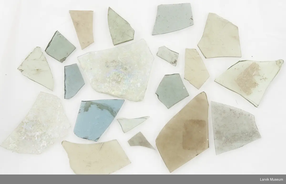 19 stk. fragmenter til vindusglass, grønnfarger
