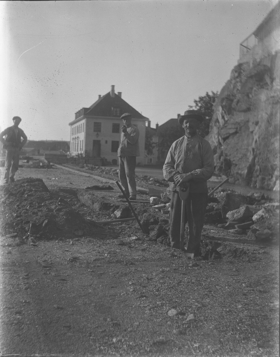 Jernbaneanlegget, skinnene på plass på stasjonsområdet ( Kristoffer Stoa ?) Oktober 1927. Kragerø