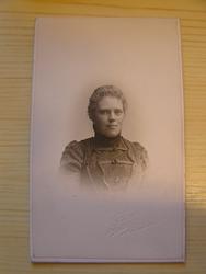 Dame m/ høyhalset-kjole