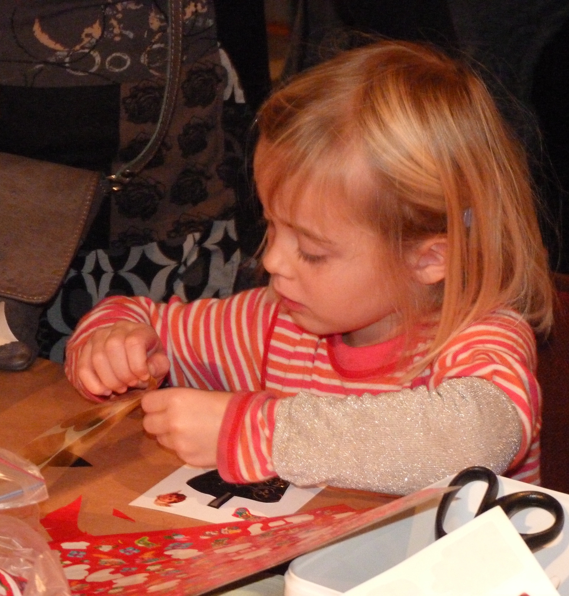 Juleverksted. For den 15.gangen, den 25.11.2012,hadde Kragerø Husflidslag sitt årlig juleverksted på Berg-Kragerø Museum. Ivrige barn skrudde sammen et tog, dyppet  lys, tegnet julekort, og trykket monster på en liten duk.