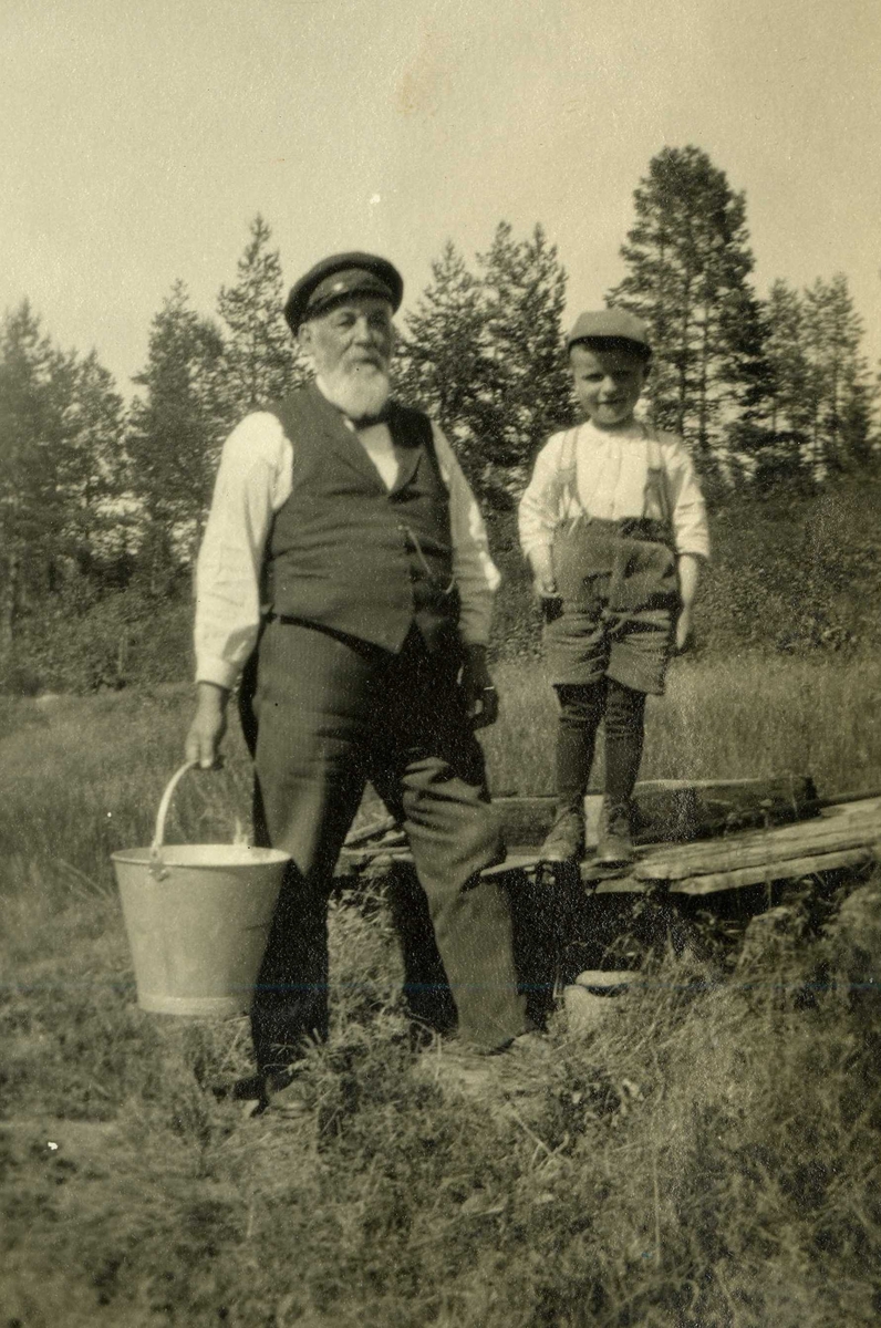 Ragnar Skarre er med å henter vann på Kåsa, Drangedal. Ca. 1923-4